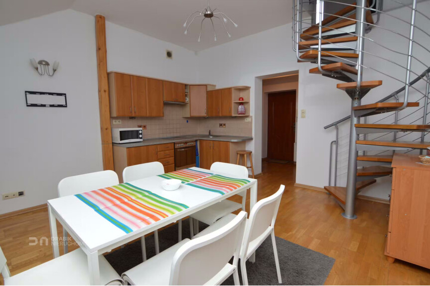 Małopolskie, Krak&oacute;w, Stare Miasto, Plac Matejki, Plac Matejki poddasze 2pok mieszkanie 2 łazienki RENT