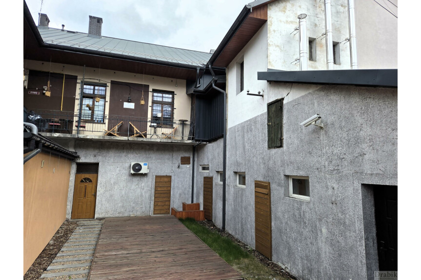 suski, Sucha Beskidzka, Rynek, Kamienica w Rynku w Suchej Besk. + Budynek wolnostojący ul. Kościelna
